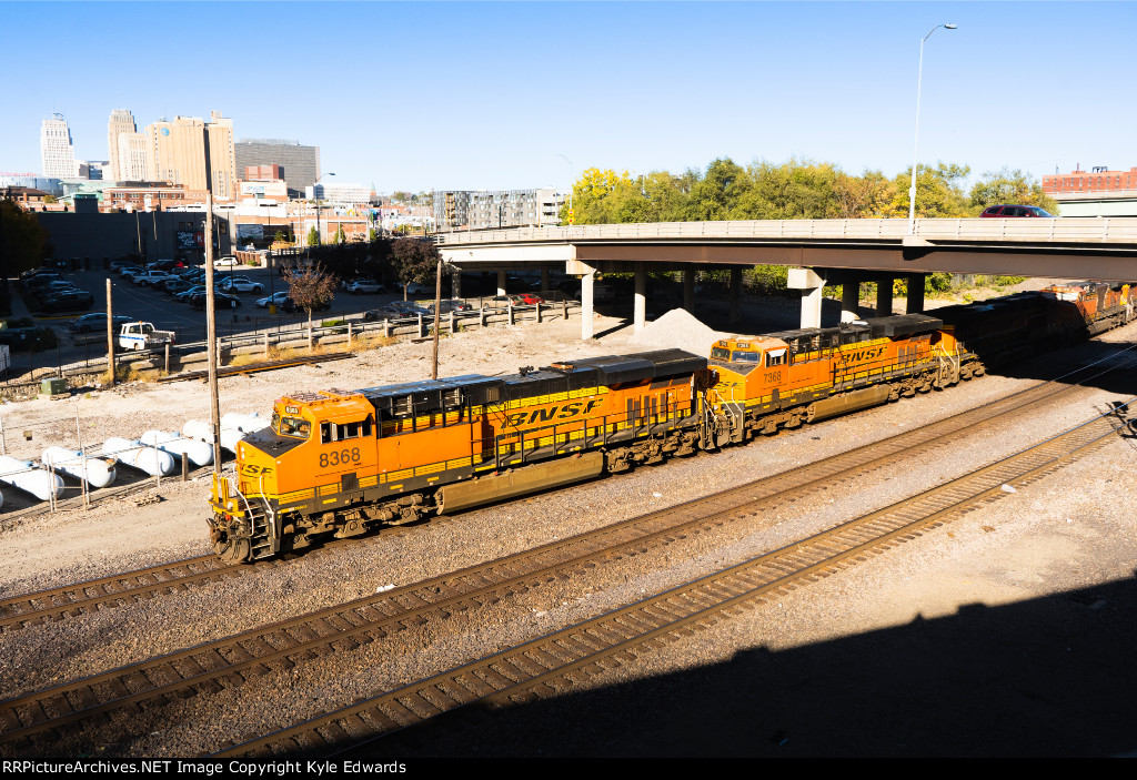 BNSF ES44C4 #8368